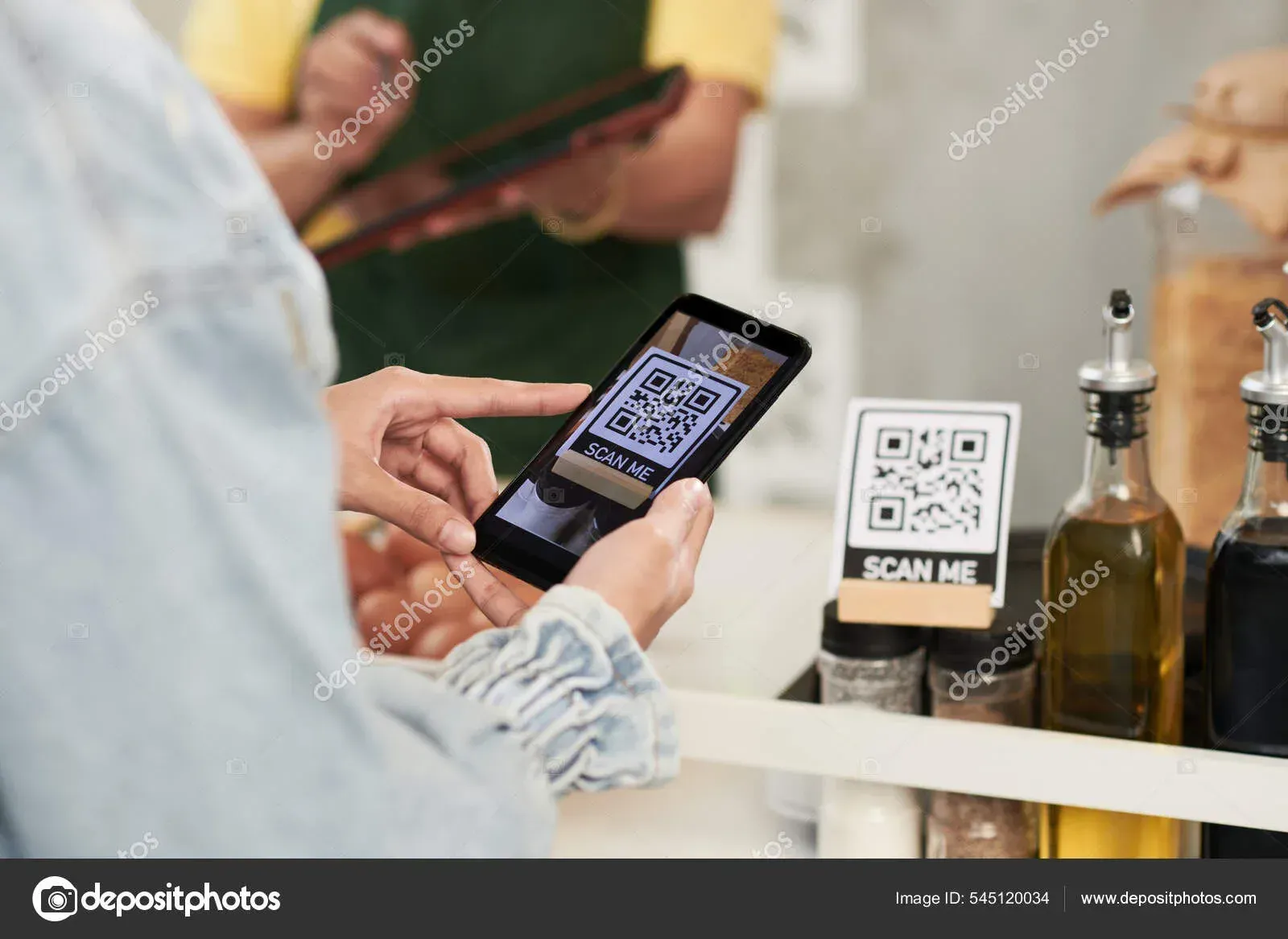 Cliente che scansiona il QR per lasciare una recensione